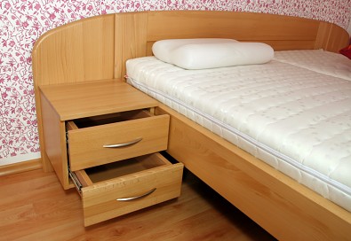 Obrázek produktu: files/nocni-stolek-z-masivu-jan-lucie-duo-02.jpg