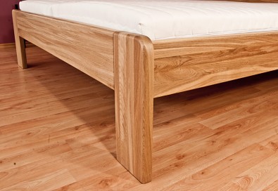 Dřevěná postel