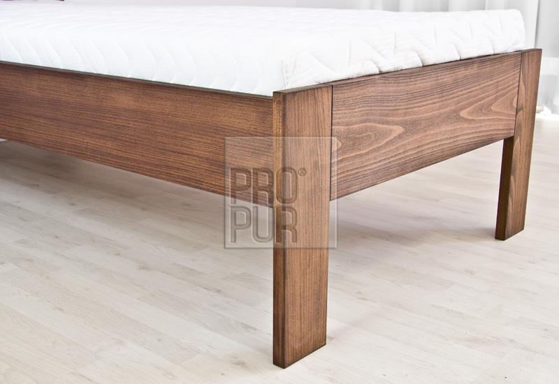 Dřevěná postel z masivu